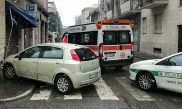 Si dimentica di mettere il freno a mano: l’auto finisce in un locale