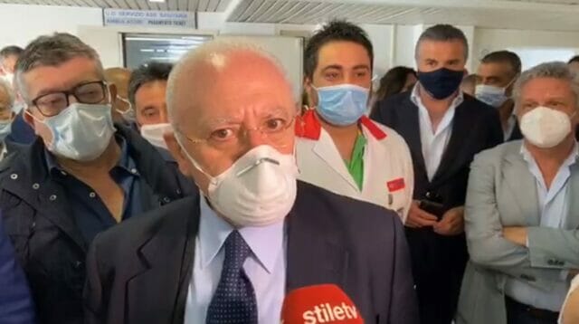 De Luca chiede più agenti al ministro: “Multare chi è senza mascherina”