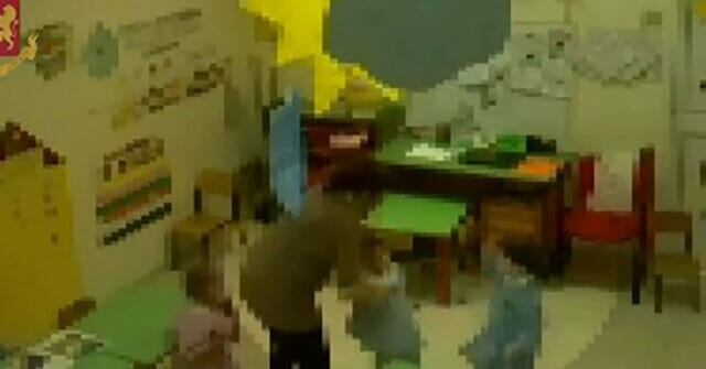 Bimbi schiaffeggiati, strattonati e insultati: due maestre incastrate dai video dei carabinieri