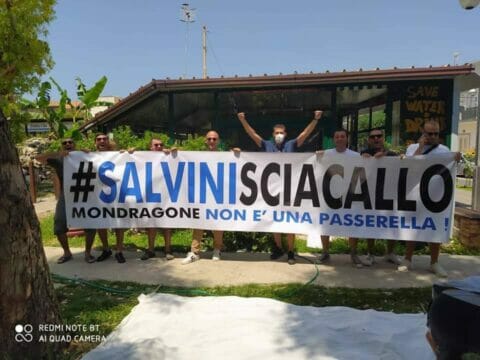 Mondragone, striscioni e proteste contro Salvini: sale la tensione