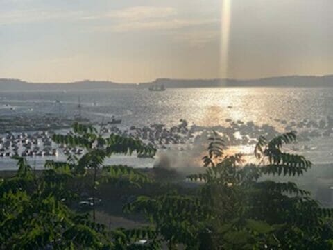 Napoli, panico a Coroglio: nuvola di fumo nero si alza sulla spiaggia