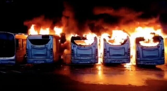 Assalto al deposito dei bus nella Capitale: 7 mezzi in fiamme