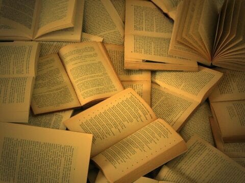 A 91 anni lascia 6mila libri in eredità: ecco l’iniziativa presa dal Comune