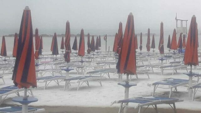 Ma quale estate: ora le spiagge hanno addirittura la neve