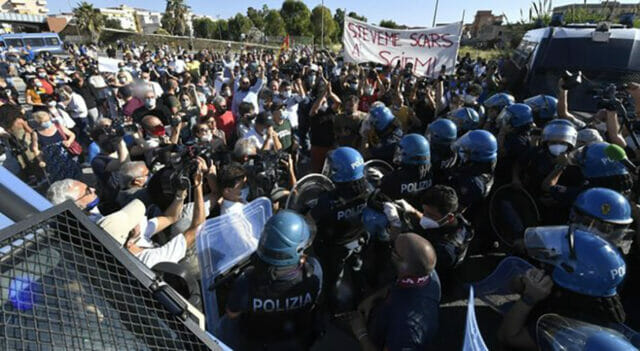 Salvini a Mondragone: è il putiferio. Scontri con le forze dell’ordine