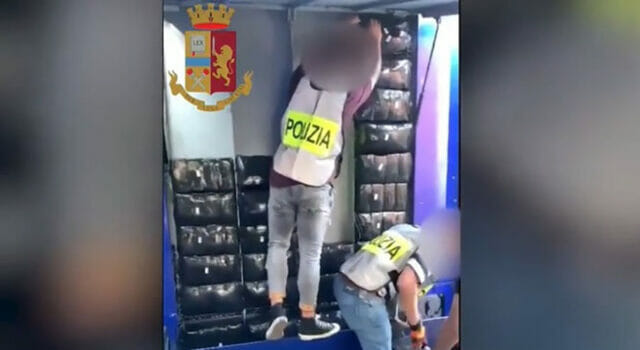 Nel tir dalla Spagna nascosti 350 chili hashish: blitz della polizia