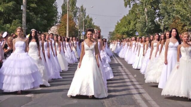 Alla Fontana di Trevi la protesta delle spose e degli operatori del settore Wedding
