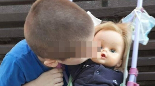 Bimbo di 6 anni rimproverato perché gioca con la bambola: “Sono il papà, non la mamma”