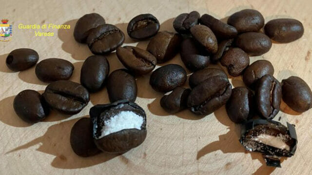 La cocaina nascosta nei chicchi di caffè: arrestato un cuoco