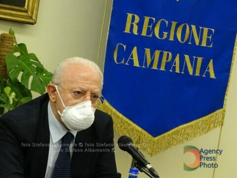 Covid, in Campania, Foggia e Genova mascherine obbligatorie anche all’aperto