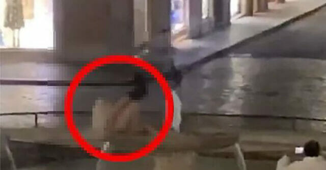 Fa il bagno nuda nella fontana-monumento in Italia: ragazza ripresa in un video