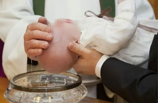 La decisione: cancellati padrino e madrina per battesimi e cresime