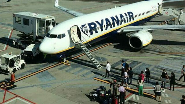 Hostess con febbre sul volo Ryanair da Milano: attivate procedure per i passeggeri
