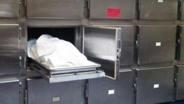 Dichiarato morto: 45enne ritrovato vivo dopo aver trascorso una notte nella cella frigorifera dell’obitorio