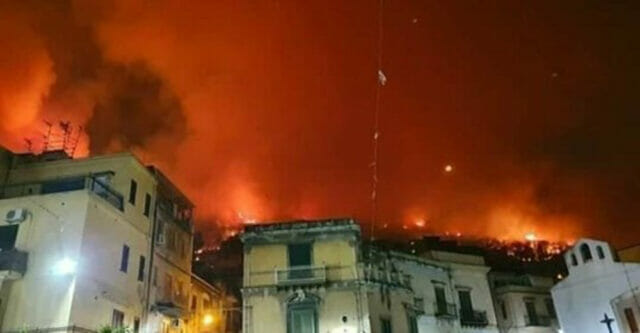 Sicilia, inferno di fuoco: 400 persone in fuga dalle case. “Situazione gravissima”