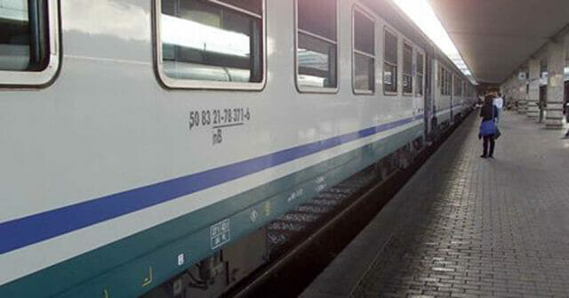 Due violenze sessuali in pochi minuti, prima sul treno e poi in stazione: fermati due uomini