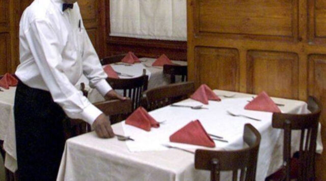Vergogna in Italia: “Non servirmi, sei nero”. Cliente razzista contro cameriere di colore