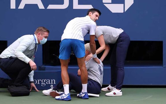 Clamoroso agli US Open: Djokovic abbatte un giudice. Squalificato