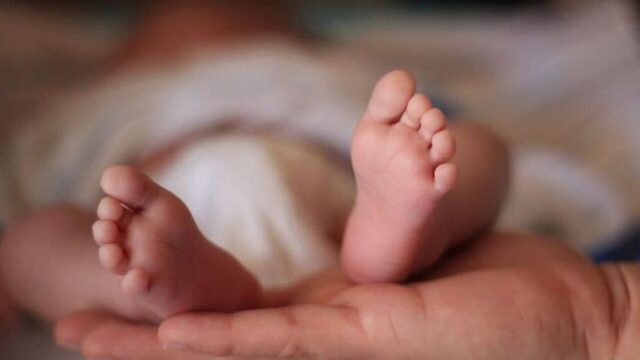 Bimba di 7 mesi muore soffocata davanti ai genitori per un pezzo di giocattolo