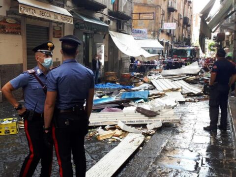 Maltempo, bomba d’acqua su Napoli: alberi caduti al Vomero e danni alla Pignasecca
