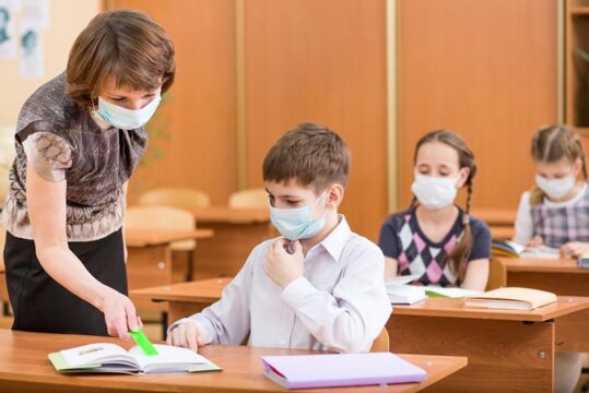 Gli insegnanti non voglio fare i test anti covid: panico tra i genitori