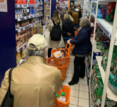 Coronavirus, torna l’assalto ai supermercati per il terrore di un nuovo lockdown 