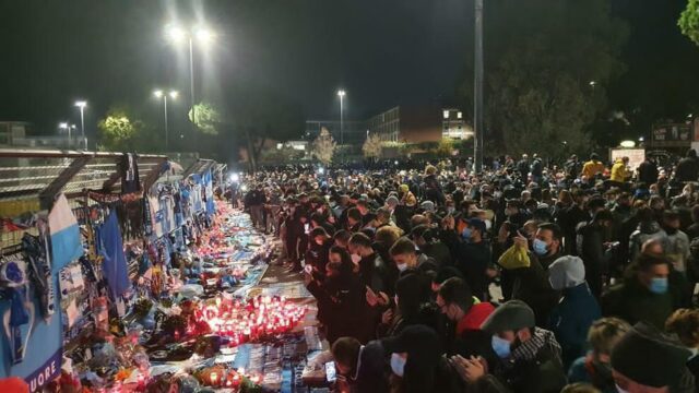 Migliaia di tifosi pregano per Maradona al San Paolo: è bufera sugli assembramenti.
