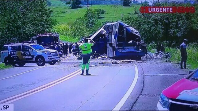 Schianto tra autobus e camion: 37 morti quasi tutti intrappolati tra le lamiere