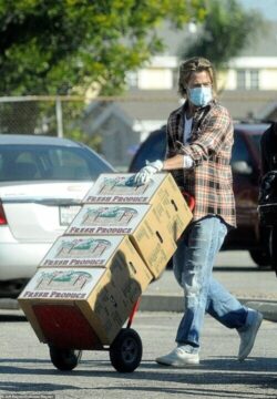 Brad Pitt in “anonimato” ha consegnato frutta e verdura ai poveri
