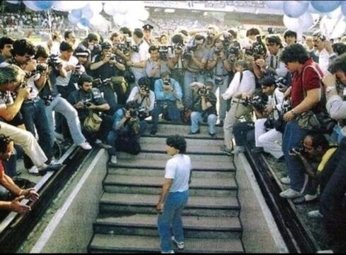 Luci accese al San Paolo, De Magistris: “Intitoleremo lo stadio a Maradona”
