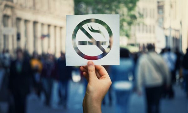 Nuova ordinanza da gennaio 2021: stop al fumo all’aperto