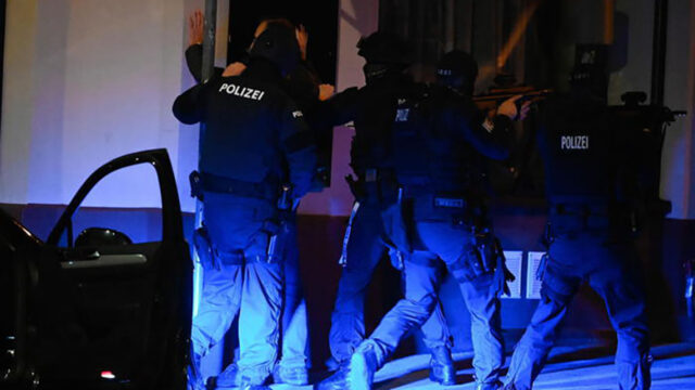Notte di terrore a Vienna: sei attentati in punti diversi, ci sono morti e feriti