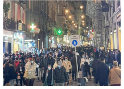Corsa allo shopping, assembramenti record in tutta Italia: traffico e caos ovunque