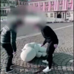 Gravissimo atto di vandalismo: Ragazzi prendono a calci scultura di Jago in piazza del Plebiscito e si filmano su TikTok