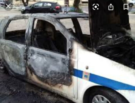 Bruciate le auto della Polizia Municipale: è atto doloso