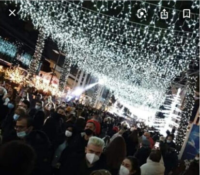 Folla per l’accensione delle luci di Natale: è polemica