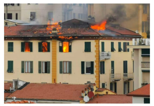 Ultim’ora Italia: albero di Natale esplode e fa una strage, due vigili del fuoco avvolti dalle fiamme.