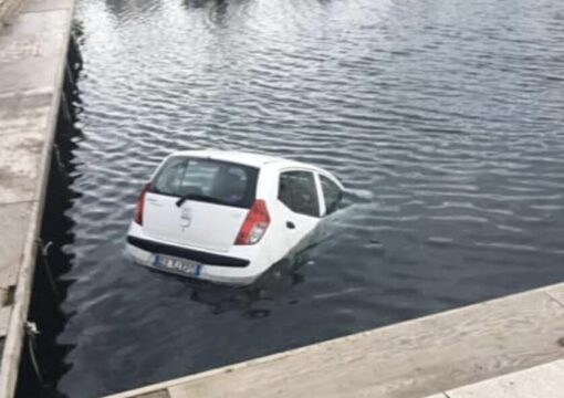 Anziano sbaglia manovra e finisce in mare con l’auto. I residenti si gettano in acqua per salvarlo