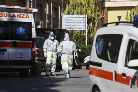 Dramma in Campania. Giovane, colto da un malore, muore davanti all’ospedale. Reparti completamente pieni