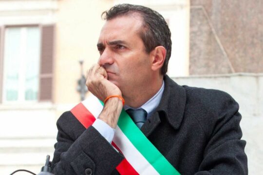 Il Comune di Napoli, approva il bilancio, De Magistris salvo per un voto
