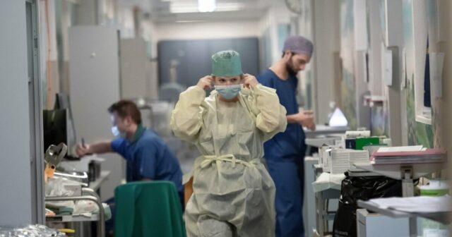 Allarme covid: gli ospedali si stanno riempendo “di questo passo sarà codice nero”