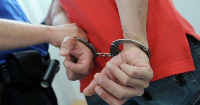 Arrestano malato di cancro all’aeroporto. La famiglia denuncia: “Non lo stanno curando”