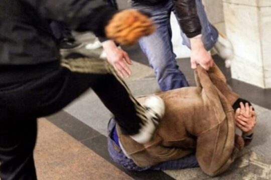 “Massacratelo di botte” padre paga picchiatore per punire il Figlio Gay