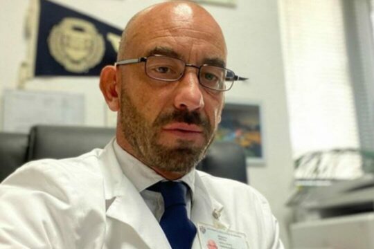 Bassetti si scaglia contro il nuovo governo:«Peggior inizio possibile: come dire ai medici vaccinati “siete dei cretini”»