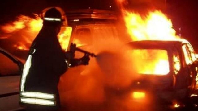 Auto si schianta contro un palo e prende fuoco: due ragazzi soccorsi tra le fiamme