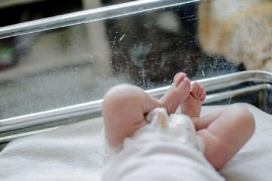 Giovane coppia cambia il pannolino alla figlia ma lei è fredda: neonata morta improvvisamente nel sonno