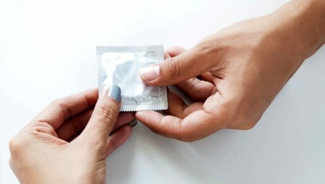 Coppia di giovani usa un sacchetto di plastica al posto del preservativo: ricoverati per lesioni ai genitali