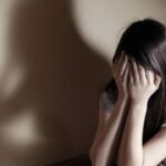Costringe la moglie di 30 anni a essere violentata dagli amici: al suo rifiuto le getta dell’acido addosso