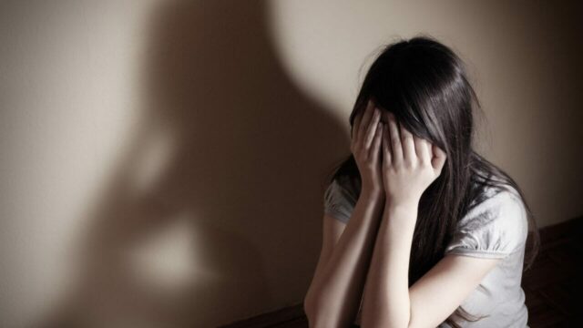 15enne violentata in strada da uno sconosciuto