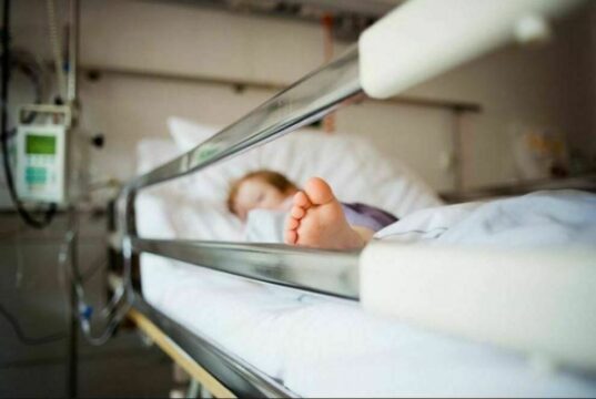 Bambino di 4 anni arriva in ospedale con ferite e con ustioni alle dita e ai genitali:sotto indagine la madre e il compagno
